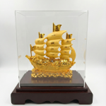 Thuyền vàng  chất liệu cát vàng có hộp kính